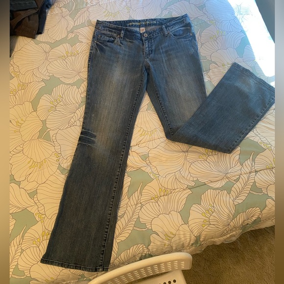 Vintage 2000s jean. Wide tapered leg. - Picture 5 of 6